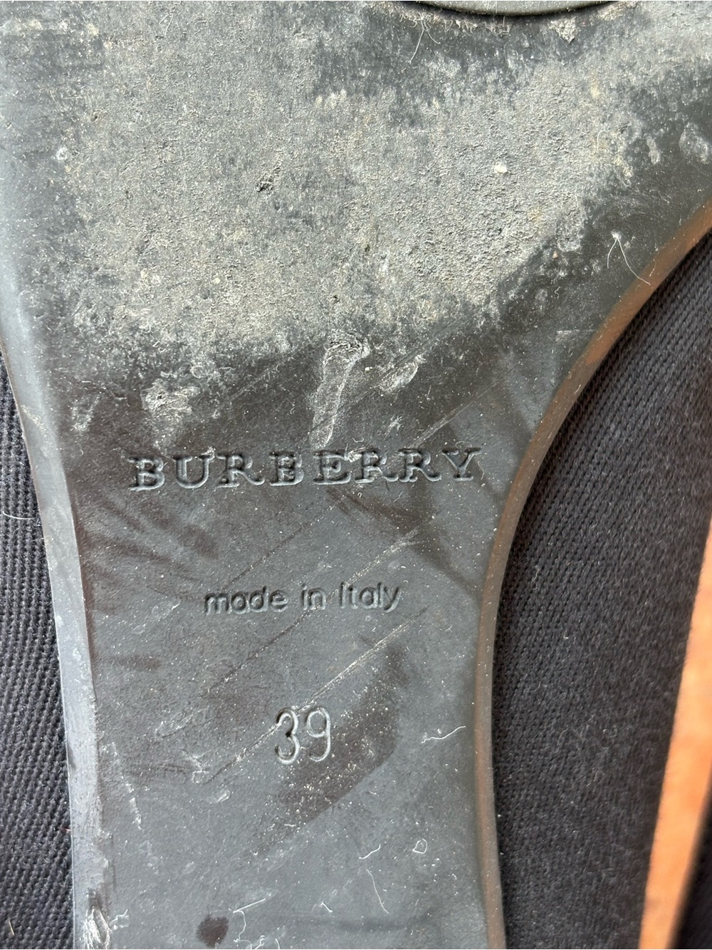Authentic Burberry Black Pointed Buckle Eyelet Flats - Picture 4 of 6